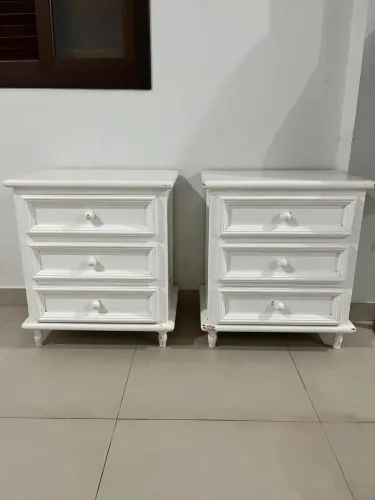 Gaveteiros e cadeira