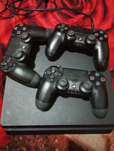 Playstation 4, já vai com os 3 controles, FIFA 25 e Spiderman 2