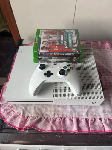 X-BOX ONE S de 500gb , 3 jogos e controle bem conservado