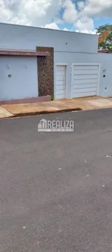 Casa com 3 Quarto(s) e 2 banheiro(s) para Alugar, 10 m² por R$ 3200 / Mês