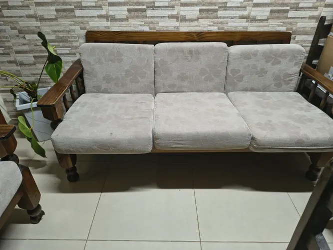 mesa cadeiras e sofa em madeira