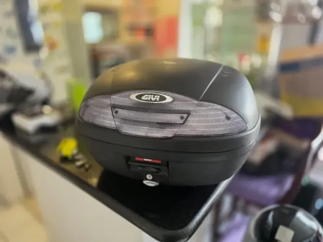 Baú moto GIVI 45 L completo com chave reserva + BRINDE!
