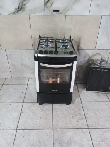 Fogão eletrolux preto todo automático 4 bocas semi novo