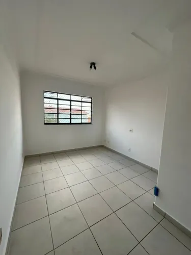 Apartamento - 02 quartos com armários, corredor com armário, sala, cozinha com armários, b