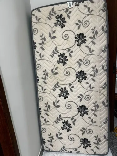 Colchão de solteiro muito novo!!!