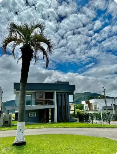 Casa em Condomínio Fechado com 3 Suítes no Rio Vermelho - Florianópolis/SC