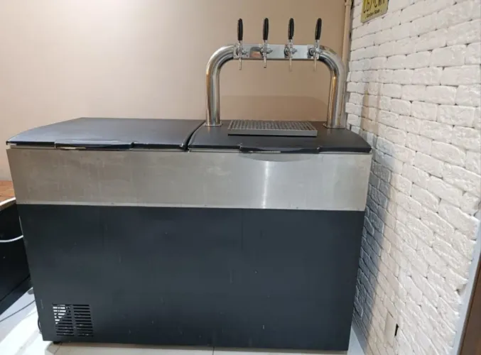 Vendo chopeira de 4 bicos com capacidade de armazenar até 6 barris .