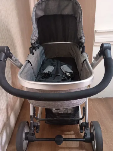 Carrinho de bebê Moisés semi novo