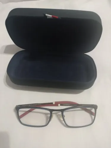 Armação óculos de grau marca Tommy Hilfiger.