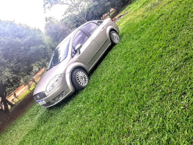 Fiat Linea Absolute 1.9/1.8 Flex Dualogic 4P 2011