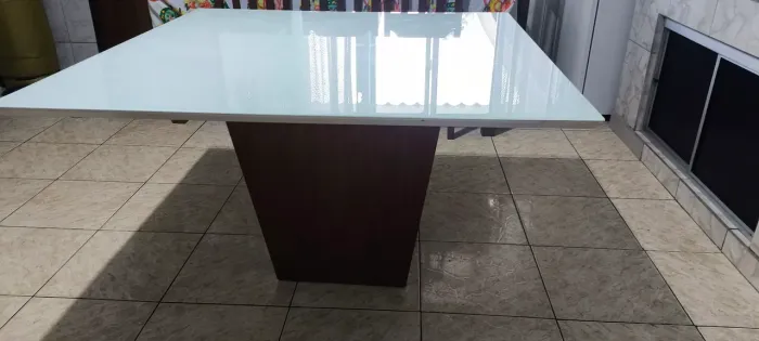 Mesa de jantar piramide 135x135 em excelente estado.