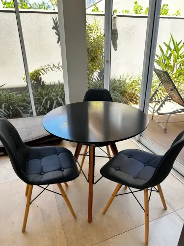 Mesa com 3 cadeiras charles eames botonê