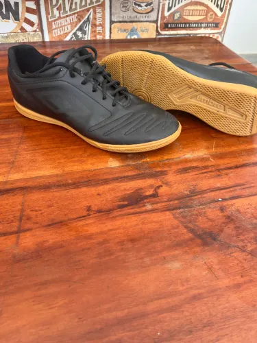 CHUTEIRA FUTSAL UMBRO BLACK