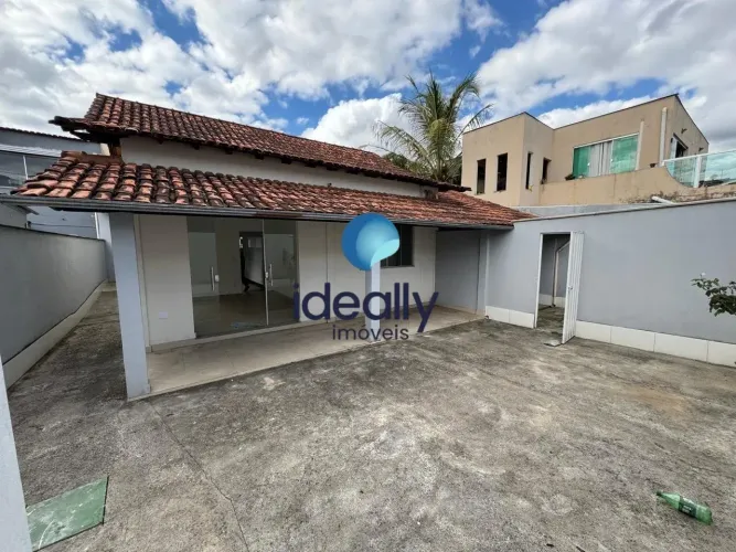 CASA COM TRÊS MORADIAS NO BAIRRO BOM JESUS
