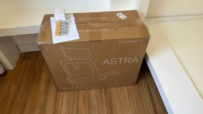 Cadeira de Escritório Ergonômica Cinza/Branca  Elements Astra Lacrada R$ 800,00