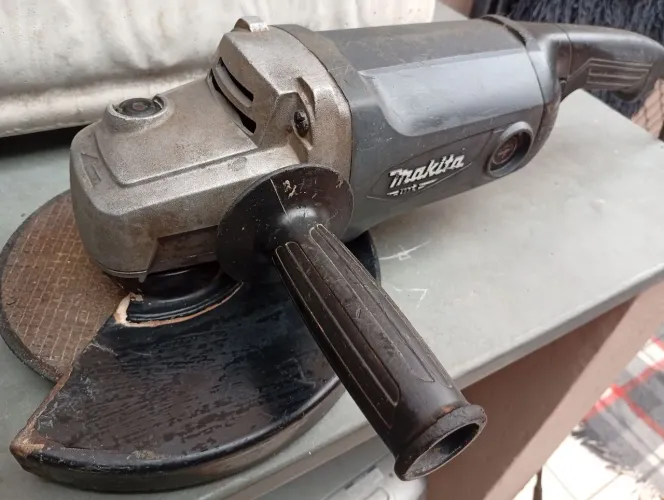 LIXADEIRA ESMERILHADEIRA MAKITA 9" 