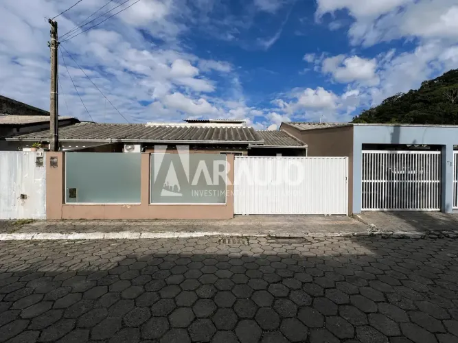 Casa com piscina em condomínio fechado no Espinheiros em Itajaí