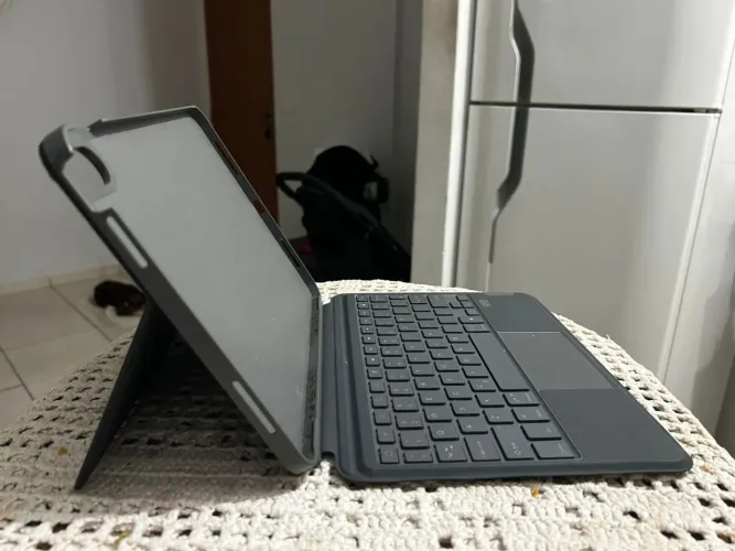 Capa com Teclado para iPad - Proteção e Praticidade