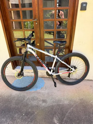Bicicleta Aro 29 Caloi Vulcan em Alumínio 21 Marchas com Kit Shimano