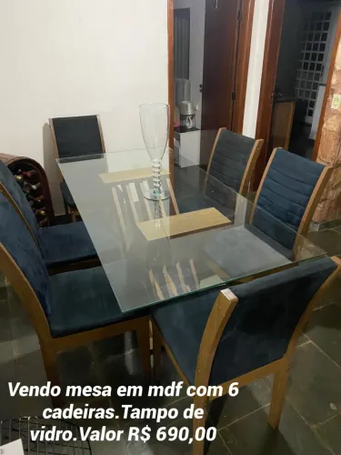 Mesa com tampo de vidro e 6 cadeiras