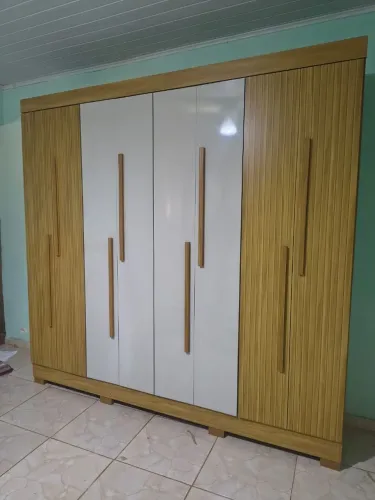 Guarda-roupa 8 portas corrediça telescópica 4 gavetas porta ripada pezinho PVC 2.10×2.20