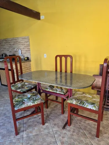 Mesa com tampo de granito
