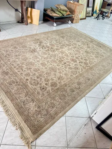 Tapete estilo persa de grandes dimensões utilizado sempre em casa sem animais de estimação