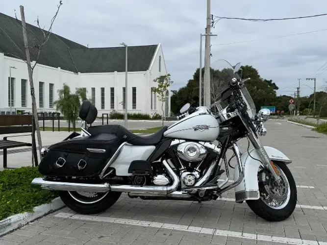 Harley Davidson Road King Classic FLHRC Branca Perolizada - abaixo da FIPE