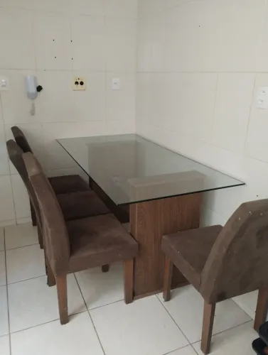 Mesa de vidro com 4 cadeiras