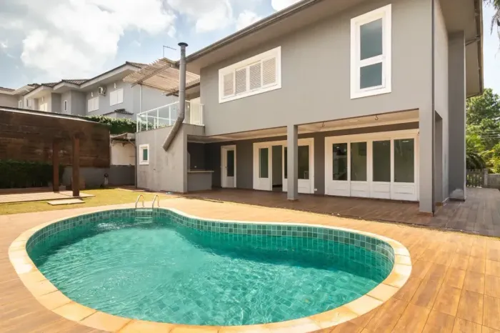 Casa em condomínio com 2 suítes, piscina e lazer completo em Barueri