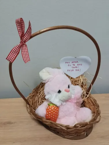 Cesta com pelúcia para presente 