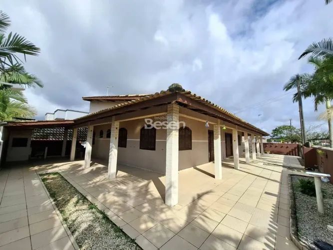 ÓTIMA CASA COM PISCINA APENAS 450MTS DA PRAIA