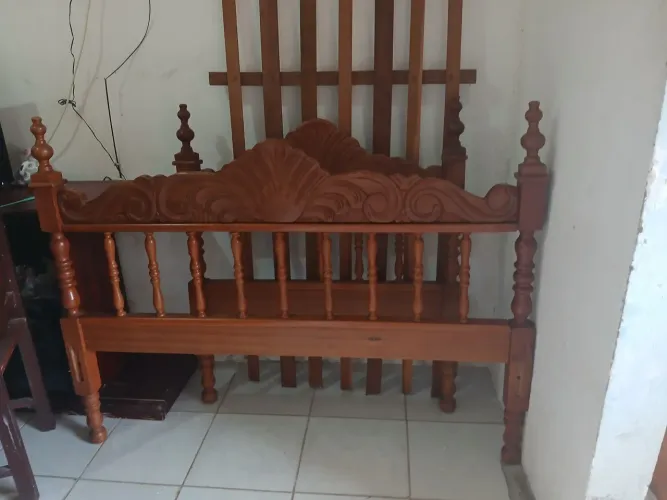 Vendo duas camas de madeira maciça ,uma de casal e outra solteiro com colchão não tem folg