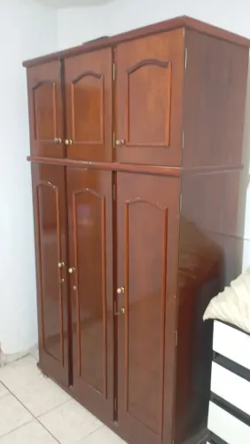 Guarda roupa de madeira antigo