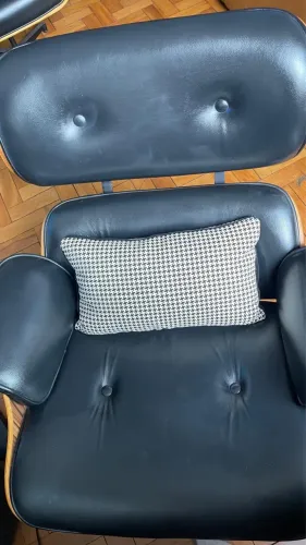 Vendo linda poltrona Charles Eames com Puff preta