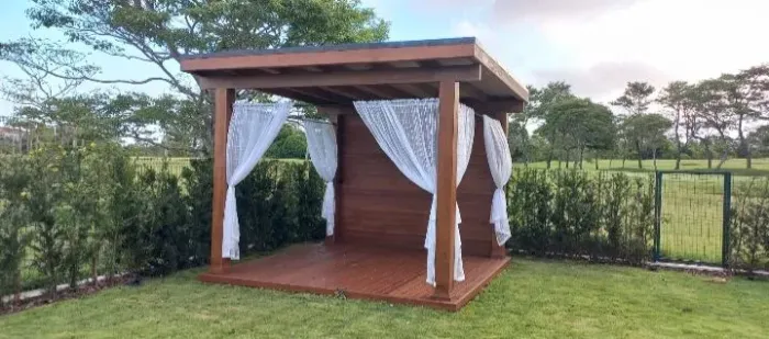Pergolado e deck de madeira, sob medida