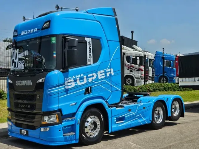 Scania R460 super ano 2024 Roda de Alumínio 197 mil KM com geladeira Farol teto grade TOP