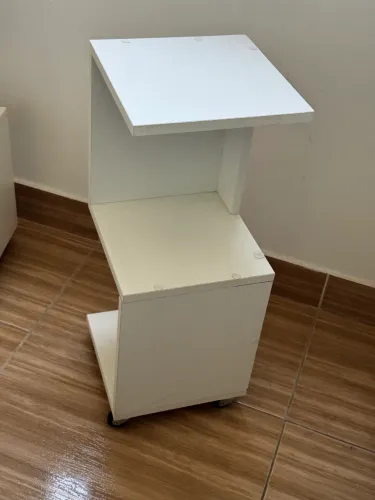 Par de cabeceiras em MDF branco com rodinhas