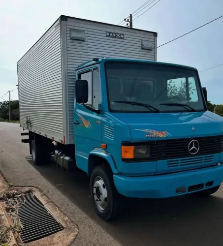 Mercedes-Benz 710 2007 Baú - Parcelado