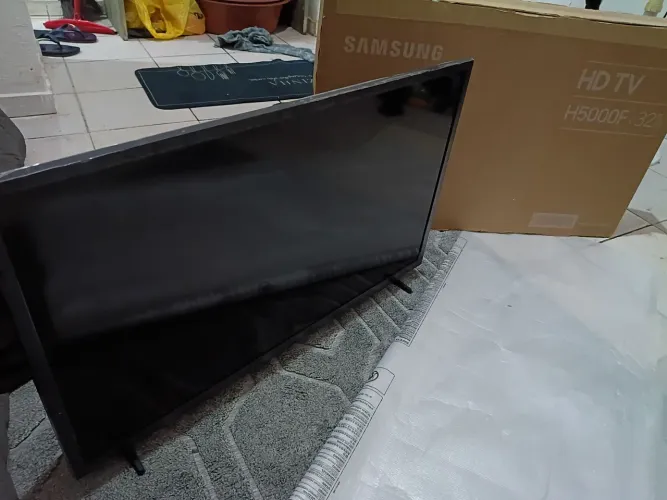 Samsung Smart TV 32Polegadas. Nova, na caixa, com Nota Fiscal: valor 1300. Nunca usada.