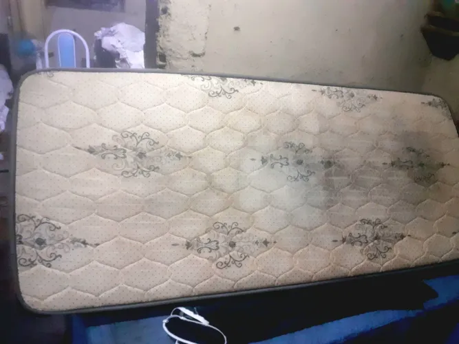 Colchão de solteiro higienizado e com capa já lavada