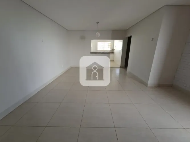Casa para locação no bairro Shopping Park.