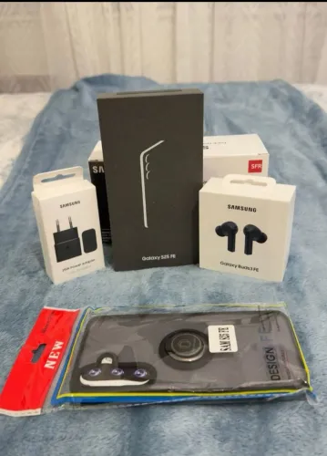 4 itens, Galaxy s25FE preto com carregador original e Fones buds3 FE e capinha de protec  