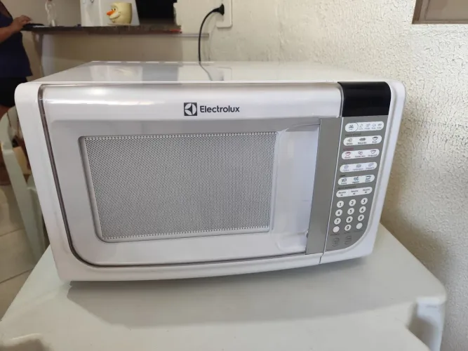 Microondas 31 litros, marca Eletrolux,semi novo ENTREGO 