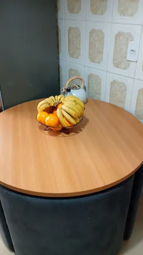 Mesa com 4 poltronas bem novinha 