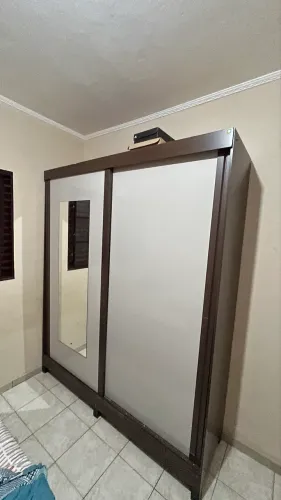 Guarda-roupa de solteiro com portas de correr e espelho