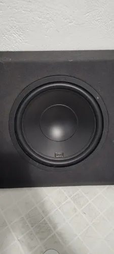 Caixa com subwoofer N.A.R de 12 polegadas.