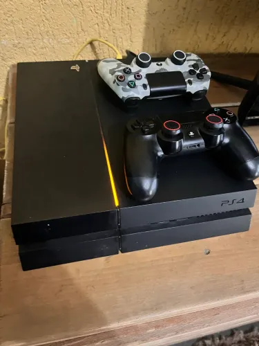 PS4 com 2 controles e 3 jogos, aceito propostas!!!