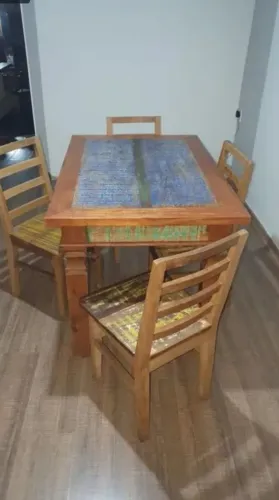 Mesa e madeira maciça com 4 cadeiras modelo rústico