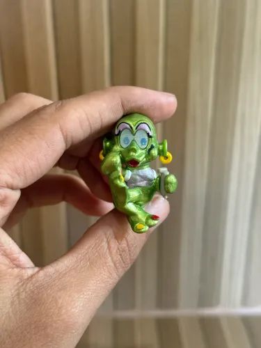 miniatura extralunáticos ferrero kinder ovo